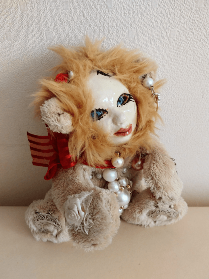 Lea the lion doll by ursula aavasalu tigukass