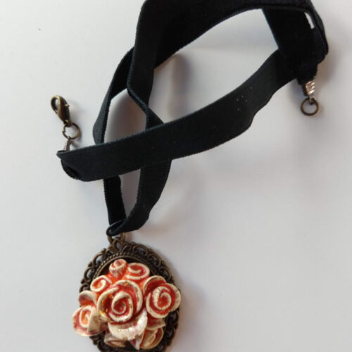 pendant with roses by ursula aavasalu tigukass
