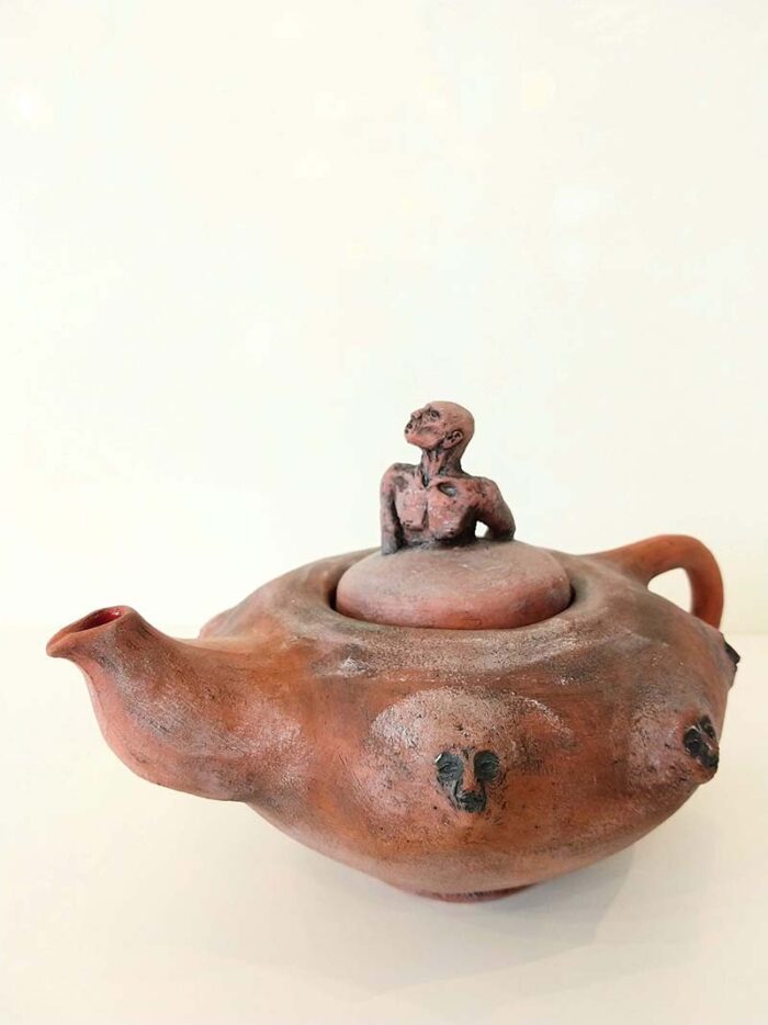 brown male teapot by ursula aavasalu tigukass